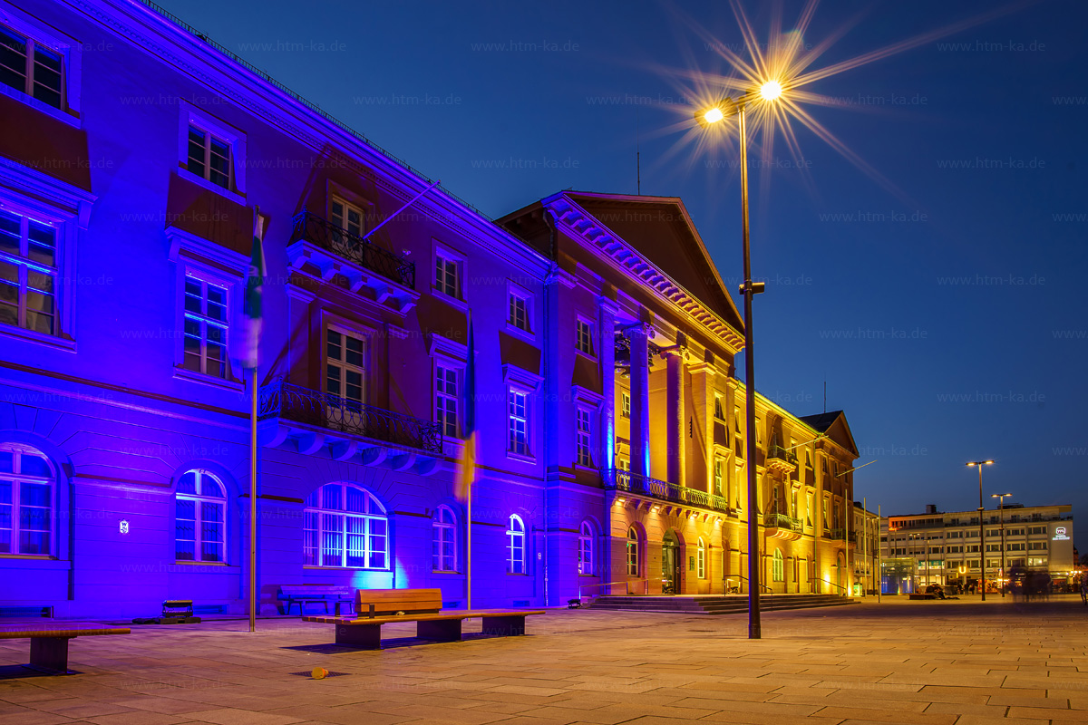 Solidarität: Rathaus Karlsruhe in den Ukraine Farben