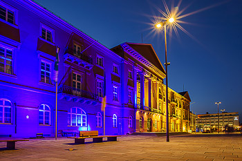Solidarität: Rathaus Karlsruhe in den Ukraine Farben

